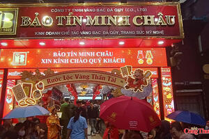 Chùm ảnh: Người dân Hà Nội xếp hàng mua vàng cầu may ngày vía Thần Tài