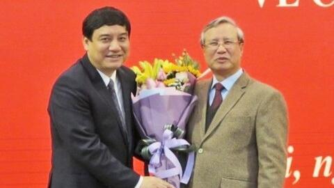 Trao quyết định của Bộ Chính trị về công tác cán bộ