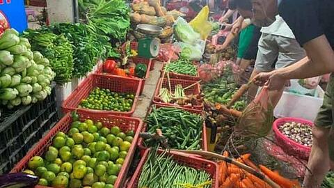 Hà Nội: Rau xanh tăng giá ‘chóng mặt’, đi chợ hoa mắt vì giá