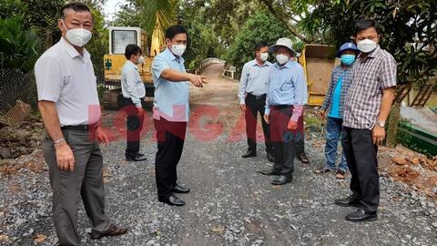 Giám đốc Sở Nông nghiệp và Phát triển nông thôn tỉnh kiểm tra tiến độ dự án VnSAT tại huyện Tân Thạnh