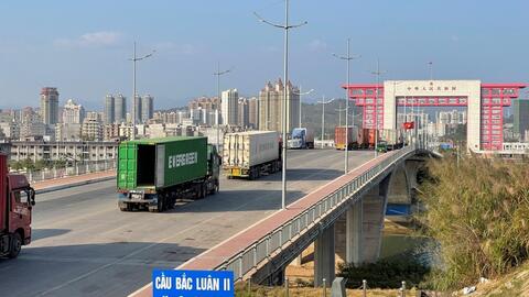 Tích cực tháo gỡ ùn tắc tại khu vực cửa khẩu Móng Cái