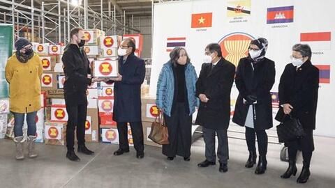 Ủy ban ASEAN tại Séc chung tay đồng hành chia sẻ khó khăn với xã hội