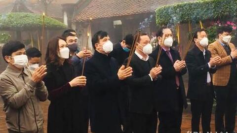 Dâng hương tại đền thờ Hoàng đế Quang Trung nhân kỷ niệm 233 năm Chiến thắng Ngọc Hồi-Đống Đa