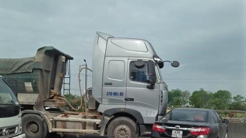 Va chạm giao thông, hai ô tô lao vào dải phân cách