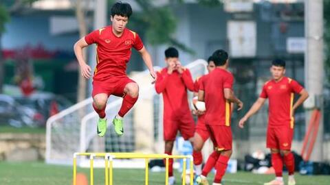 Tiền vệ Hoàng Đức báo tin vui cho U23 Việt Nam; Popov tung hỏa mù, muốn chiến với ông Park