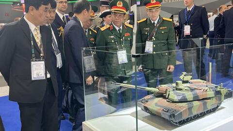 Việt Nam tham dự Triển lãm vũ khí lục quân EUROSATORY