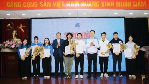 Hội LHTN Việt Nam trao giải các cuộc thi đồng hành