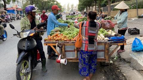 Xử lý hàng loạt hàng rong tràn xuống lòng đường chợ Bình Điền