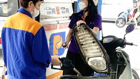 Giá xăng RON95-III lùi về ngưỡng 22.519 đồng mỗi lít