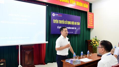 EVNHANOI trao “Sổ tay phòng cháy chữa cháy” tới người dân