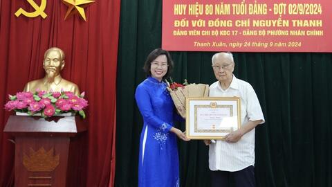 Trao Huy hiệu 80 năm tuổi Đảng tặng đồng chí Nguyễn Thanh