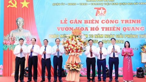 Quận Hai Bà Trưng gắn biển công trình vườn hoa hồ Thiền Quang