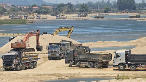Doanh nghiệp thành lập hơn 2 tháng trúng đấu giá 3 mỏ đất