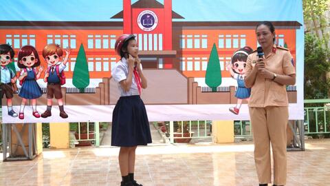Trao học bổng cho học sinh có hoàn cảnh khó khăn