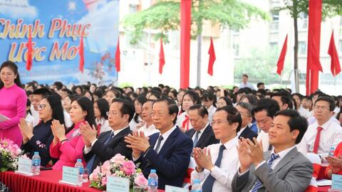 Trường THCS Cầu Giấy đón nhận Huân chương Lao động hạng Ba