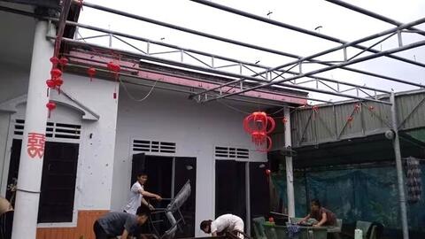 Hà Tĩnh: Lốc xoáy cuốn bay hàng chục mái nhà dân
