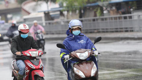 Không khí lạnh tiến sát biên giới; xuất hiện vùng áp thấp trên Biển Đông