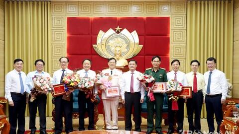 Thường trực Tỉnh ủy Nghệ An gặp mặt 7 cán bộ nghỉ hưu theo chế độ