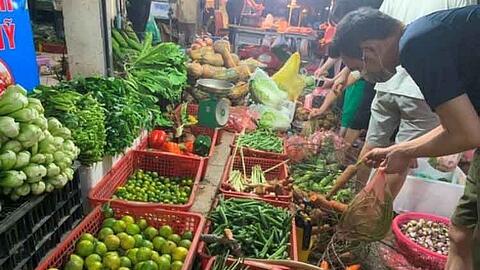 Hà Nội: Rau xanh tăng giá ‘chóng mặt’, đi chợ hoa mắt vì giá