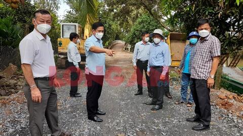 Giám đốc Sở Nông nghiệp và Phát triển nông thôn tỉnh kiểm tra tiến độ dự án VnSAT tại huyện Tân Thạnh