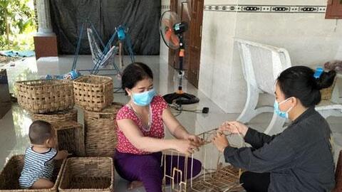 Hiệu quả từ mô hình Đan lát các sản phẩm từ lục bình