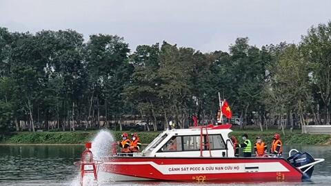 Hạ thủy ca nô phòng cháy chữa cháy, cứu nạn cứu hộ