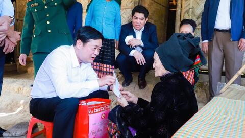 Bí thư Tỉnh ủy Thái Thanh Quý thăm, chúc Tết đồng bào, chiến sỹ tại huyện Con Cuông