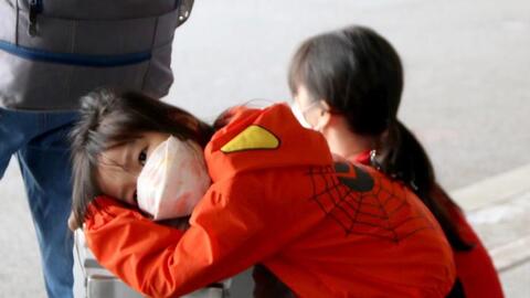 Hành khách mệt mỏi xuống sân bay Vinh sau khi nhiều chuyến bay bị hoãn