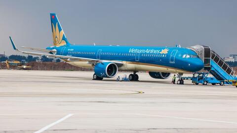 Sân bay Tân Sơn Nhất tạm dừng một đường cất hạ cánh