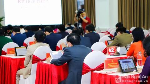 Hình ảnh về 'kỳ họp không giấy' đầu tiên của HĐND tỉnh Nghệ An