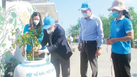 Nhân rộng mô hình “Mỗi hố rác, một cây xanh”