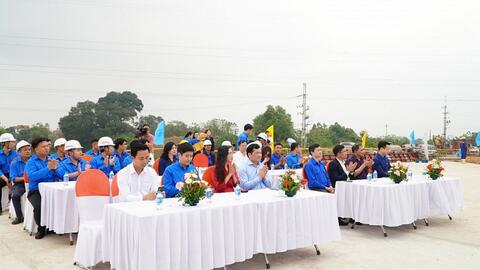 Gắn biển công trình thanh niên xây dựng cầu Tô Lịch