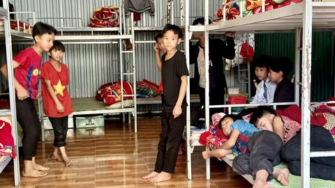 Trao tặng 450 triệu đồng tới thầy trò tại Điện Biên