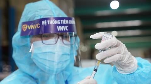 Chuẩn bị tiêm vắc xin 5 trong 1 cho trẻ em tại TP HCM