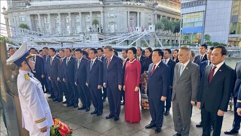 Tổng Bí thư Tô Lâm dâng hoa tưởng niệm Chủ tịch Hồ Chí Minh ở Bảo tàng Văn minh Châu Á