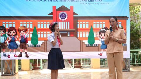 Trao học bổng cho học sinh có hoàn cảnh khó khăn