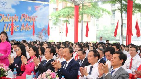 Trường THCS Cầu Giấy đón nhận Huân chương Lao động hạng Ba