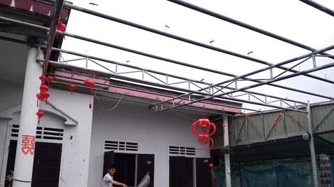 Hà Tĩnh: Lốc xoáy cuốn bay hàng chục mái nhà dân