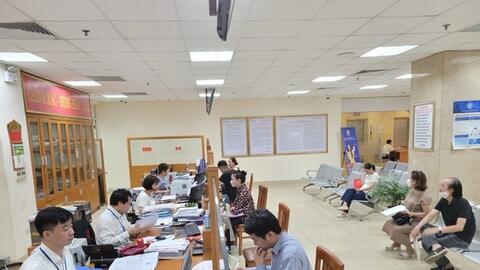 Thủ tướng chấn chỉnh tình trạng 'cò giấy tờ' tại trung tâm hành chính công