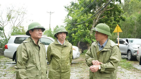 Gần 1,4 triệu khách hàng được cấp điện trở lại sau bão số 5