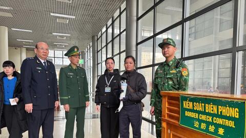 Bắt giữ vụ vận chuyển trái phép trang sức bạc qua biên giới