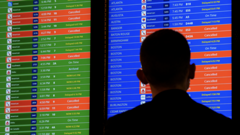 Bão tuyết càn quét nước Mỹ, hàng nghìn chuyến bay bị hủy