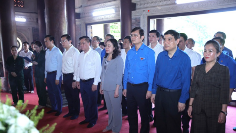 Phó Chủ tịch nước Võ Thị Ánh Xuân dâng hương tưởng niệm các Anh hùng liệt sĩ tại Khu di tích Truông Bồn