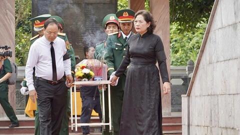 Phó Chủ tịch Quốc hội Nguyễn Thị Hồng dự Lễ truy điệu và an táng 47 hài cốt liệt sĩ tại Lai Châu
