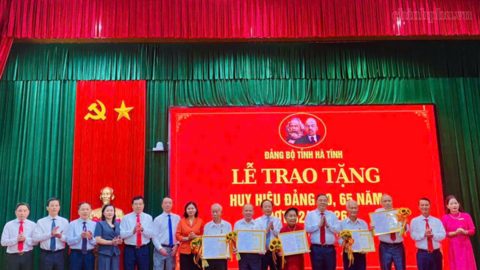 Phó Thủ tướng Thường trực Chính phủ Phạm Gia Túc trao Huy hiệu Đảng tặng các đảng viên lão thành tại Hà Tĩnh