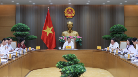 Thủ tướng: Kiểm soát chặt chẽ giá thành từ gốc với thuốc, thiết bị y tế; cương quyết loại bỏ mọi chi phí trung gian
