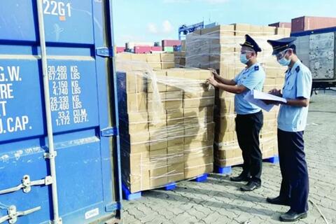 TP. Hồ Chí Minh: Hải quan loay hoay với lô hàng ‘lạ’