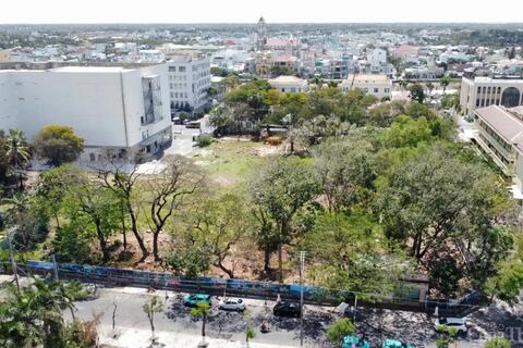 Bạc Liêu: Cận cảnh dự án khách sạn 5 sao bị bỏ hoang trên khu ‘đất vàng’