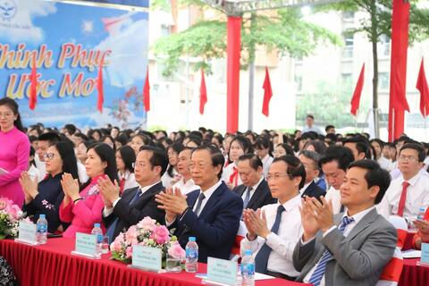 Trường THCS Cầu Giấy đón nhận Huân chương Lao động hạng Ba