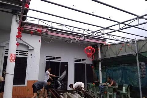 Hà Tĩnh: Lốc xoáy cuốn bay hàng chục mái nhà dân